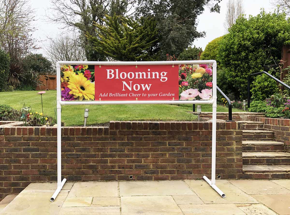 horizontal banners with tube frame